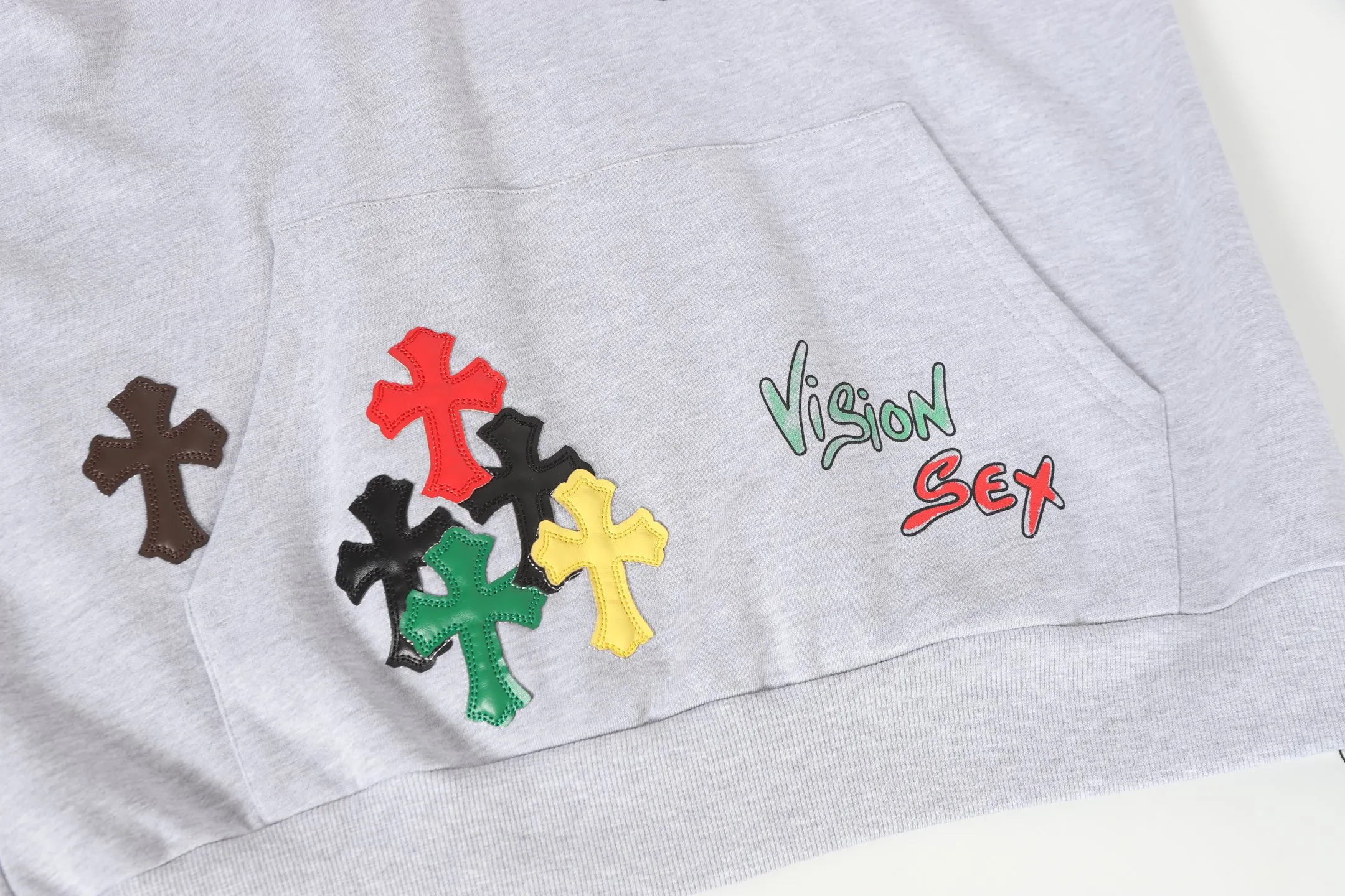 P280 #L3107 cross-border model. Those who pursue quality should not place an order. -Chrome Hearts/Chrome Hearts graffiti spoof printed leather cross✝️Hooded sweatshirt - High weight, high density and high quality. The wool is soft, delicate and skin-friendly. It feels soft and silky. It has excellent warmth and skin-friendly properties. XL